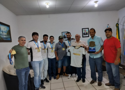Imagem da notícia Prefeito Juvenal Consolaro recebe equipe de futsal de Figueirão após conquista no Jogos Abertos de MS 2025